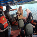 Tim SAR Selamatkan 44 Penumpang KM Putra Crrish